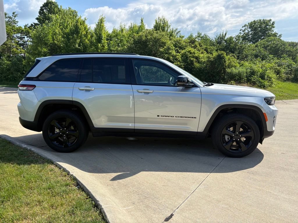 Used 2024 Jeep Grand Cherokee Altitude AWD/4WD image 10