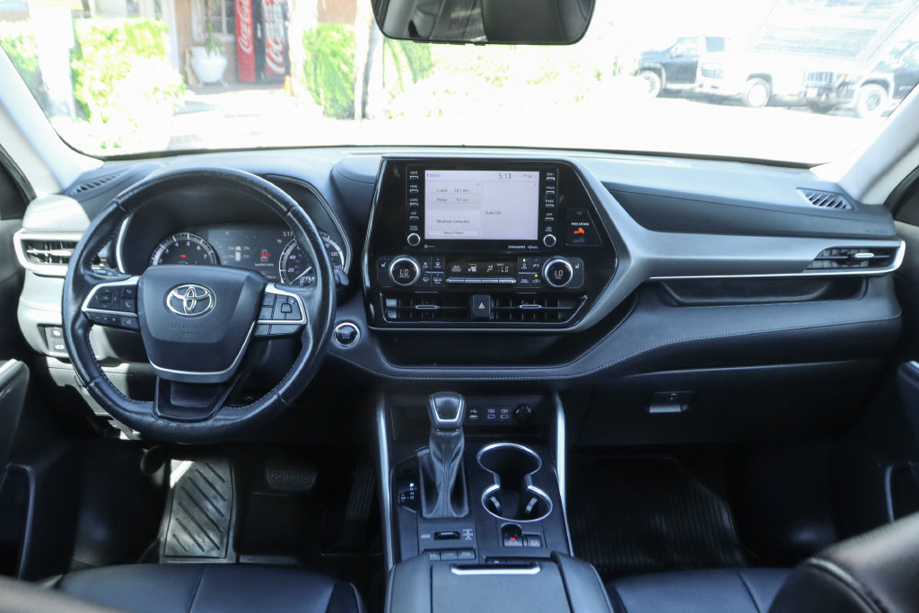 Used 2022 Toyota Highlander XLE AWD/4WD image 26