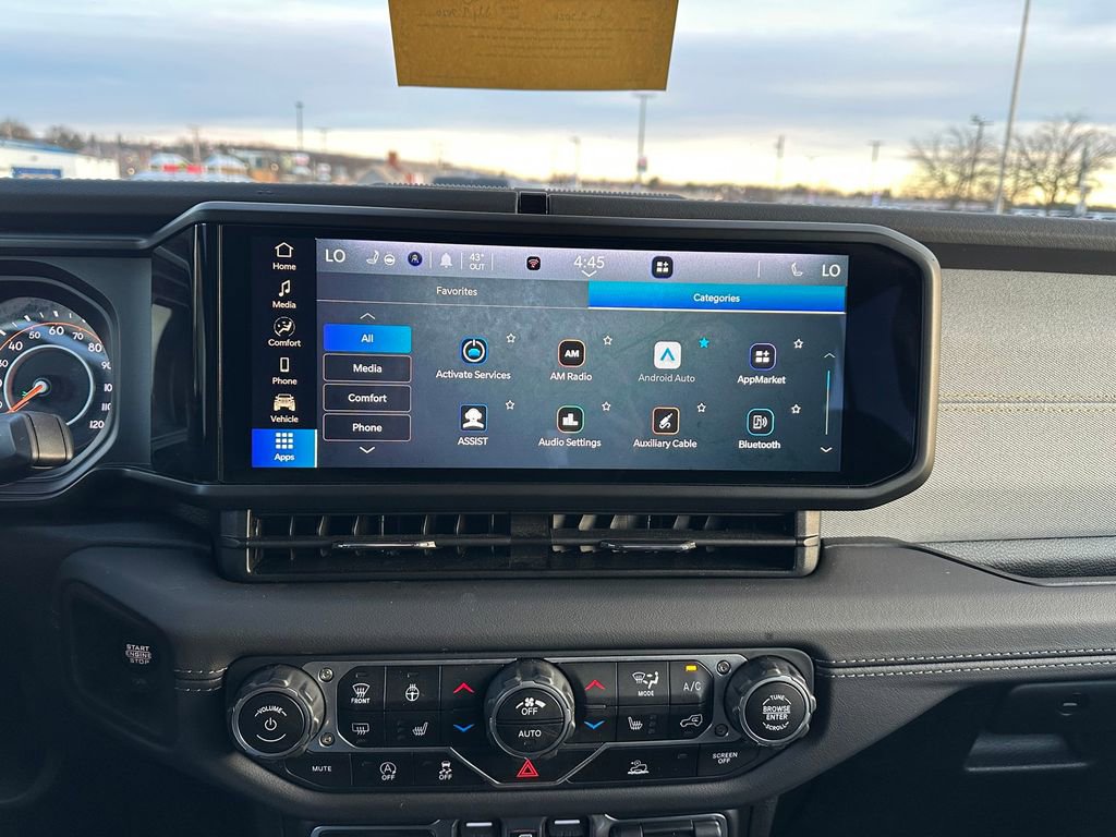 Used 2025 Jeep Wrangler Sahara image 15