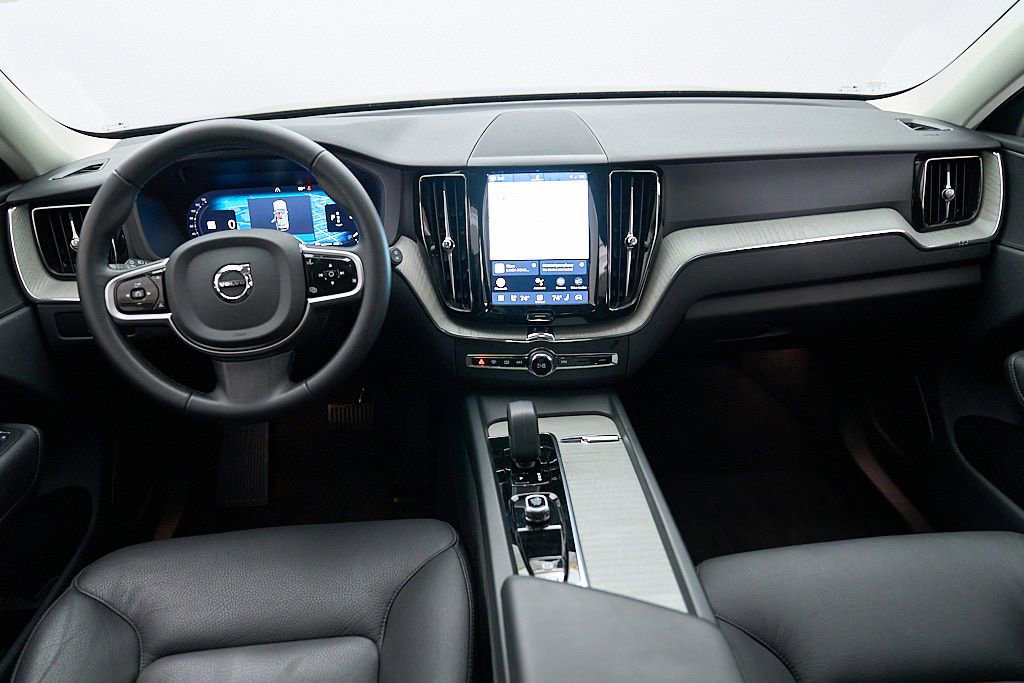 Certified 2025 Volvo XC60 B5 Plus AWD/4WD image 23