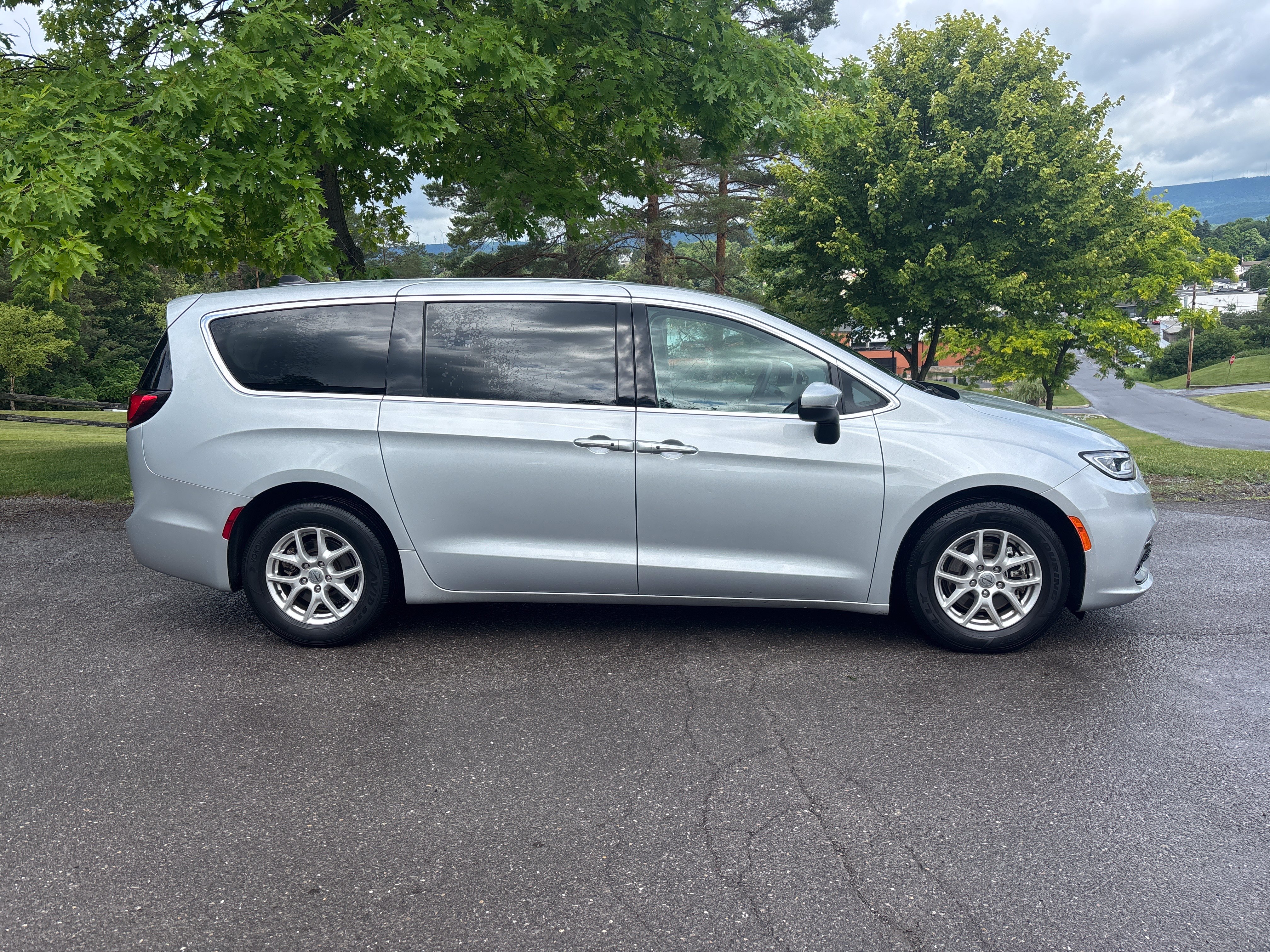 Used 2023 Chrysler Pacifica Touring-L FWD video 2