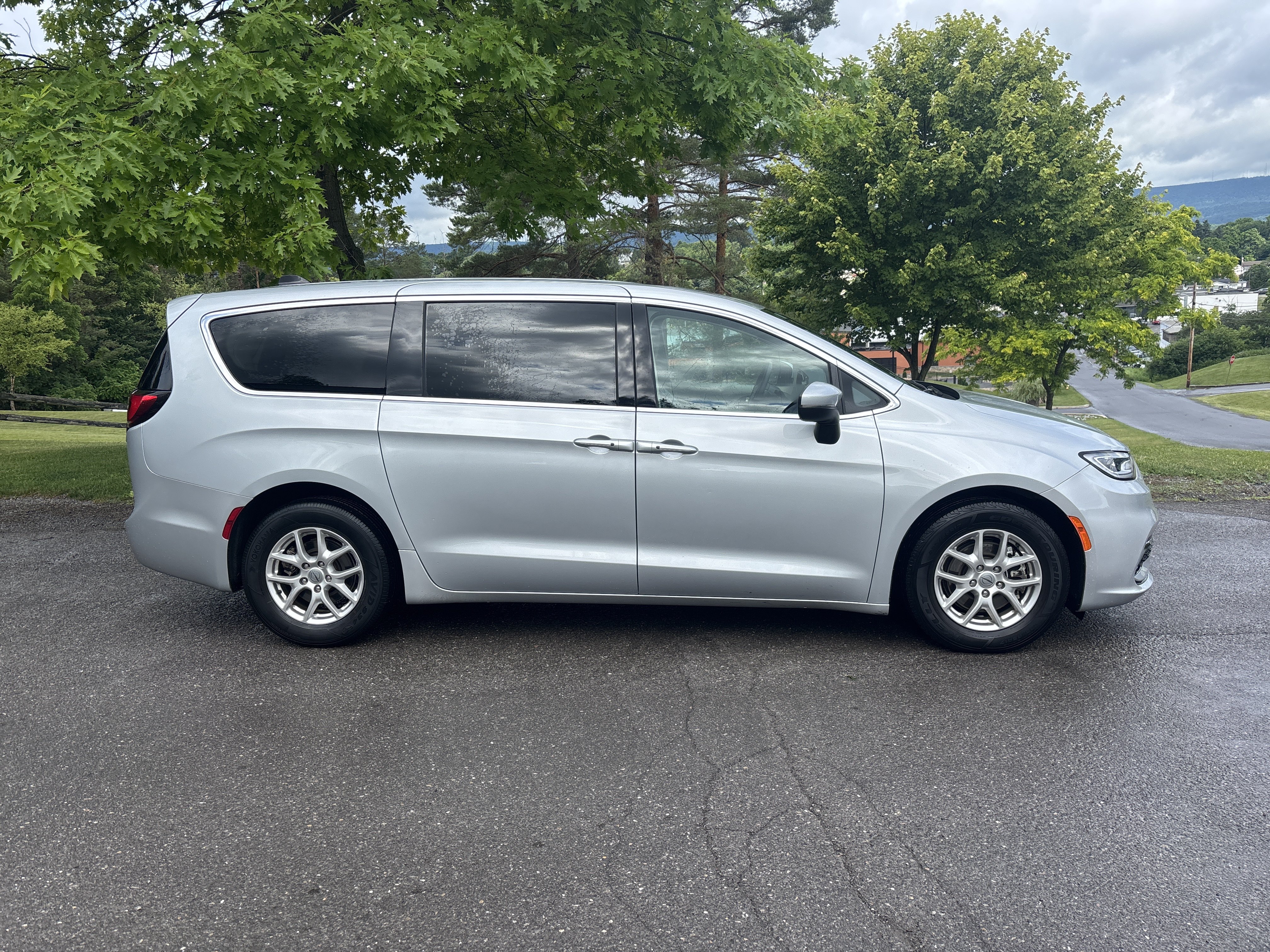 Used 2023 Chrysler Pacifica Touring-L FWD image 2