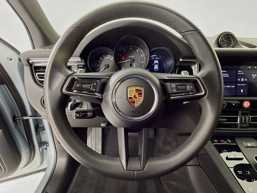 Certified 2025 Porsche Macan image 16