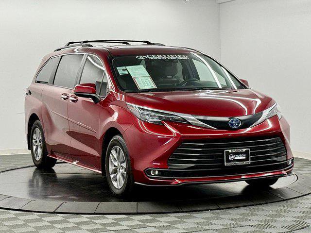 Certified 2025 Toyota Sienna XLE image 6