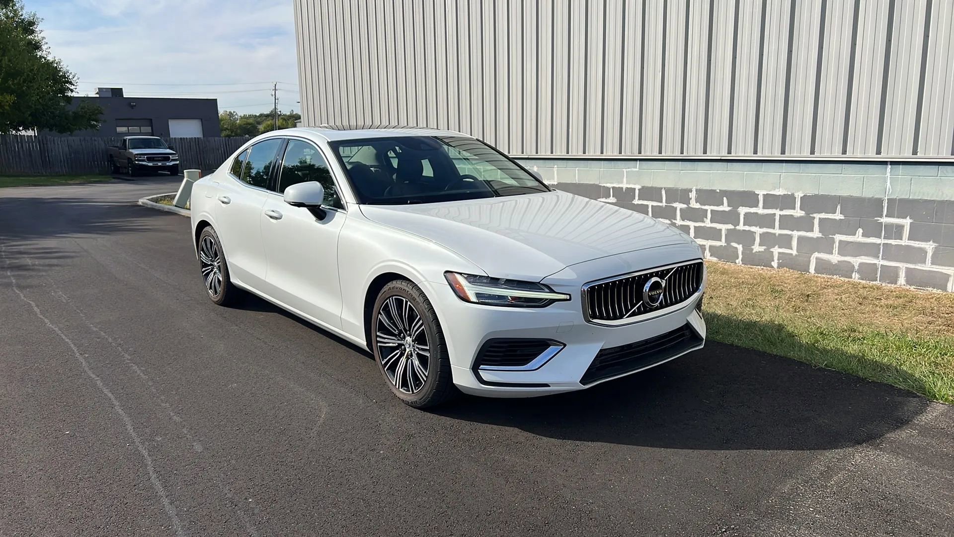 Used 2021 Volvo S60 T8 Inscription image 3