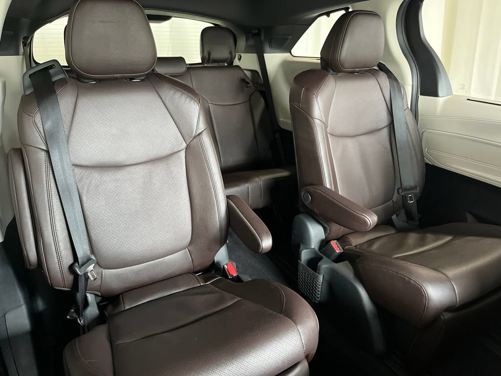 Used 2023 Toyota Sienna Platinum AWD/4WD image 36