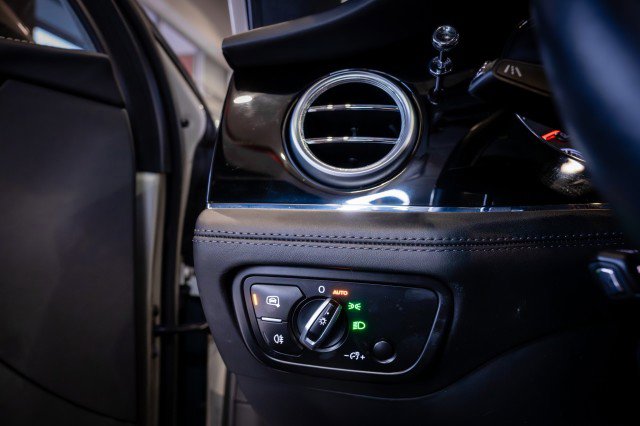 Used 2018 Bentley Bentayga image 56