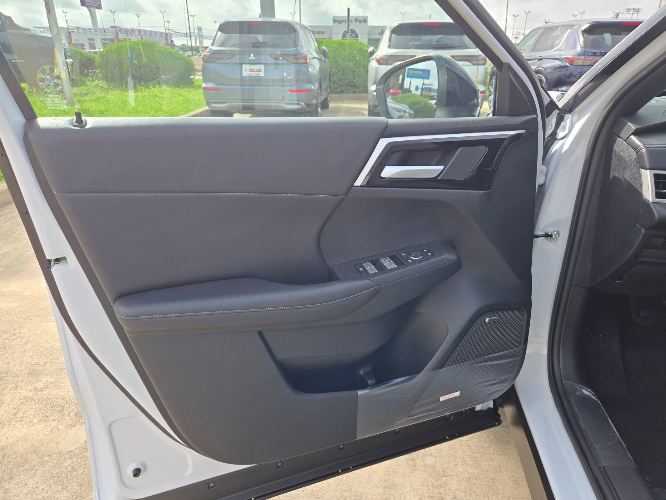 New 2026 Mitsubishi Outlander LE AWD/4WD image 12