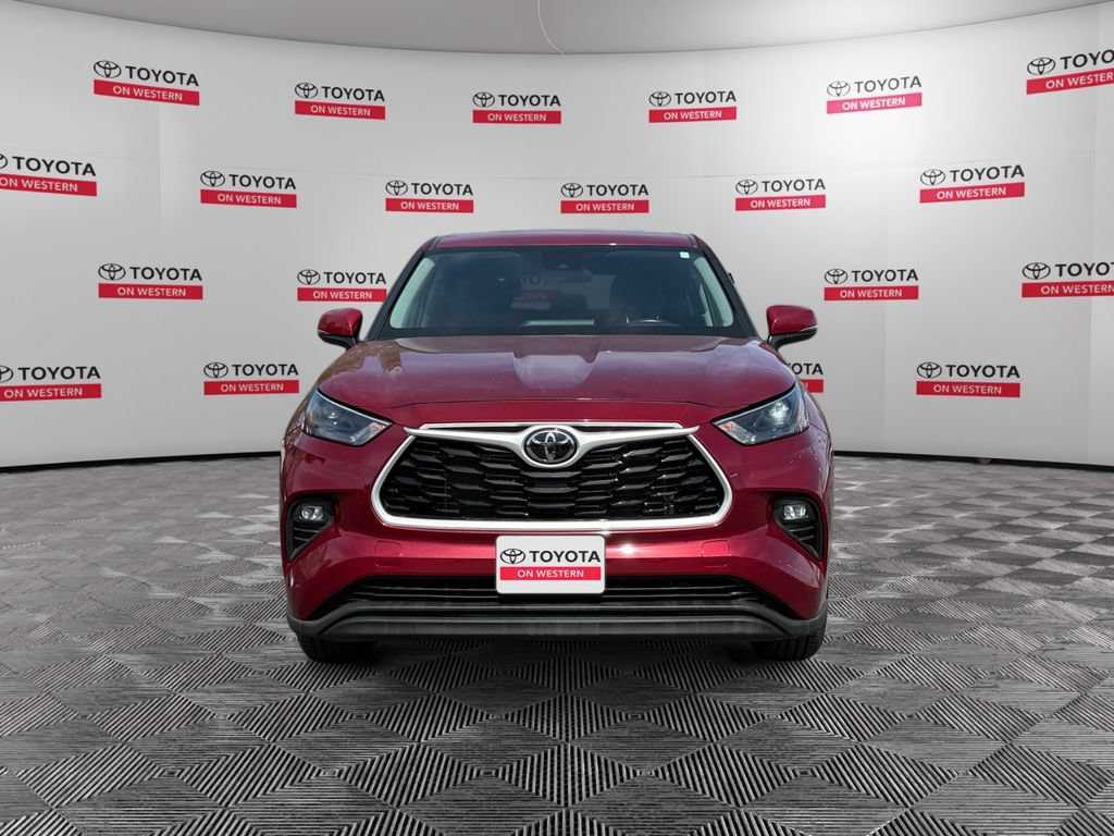 Used 2022 Toyota Highlander LE AWD/4WD image 2