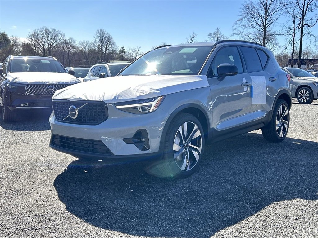 New 2025 Volvo XC40 B5 Ultra w/ Climate Package