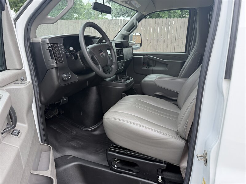 Used 2022 GMC Savana 2500 w/ Chrome Appearance Package RWD image 18