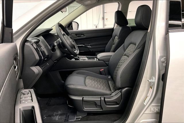 New 2025 Nissan Pathfinder S image 9