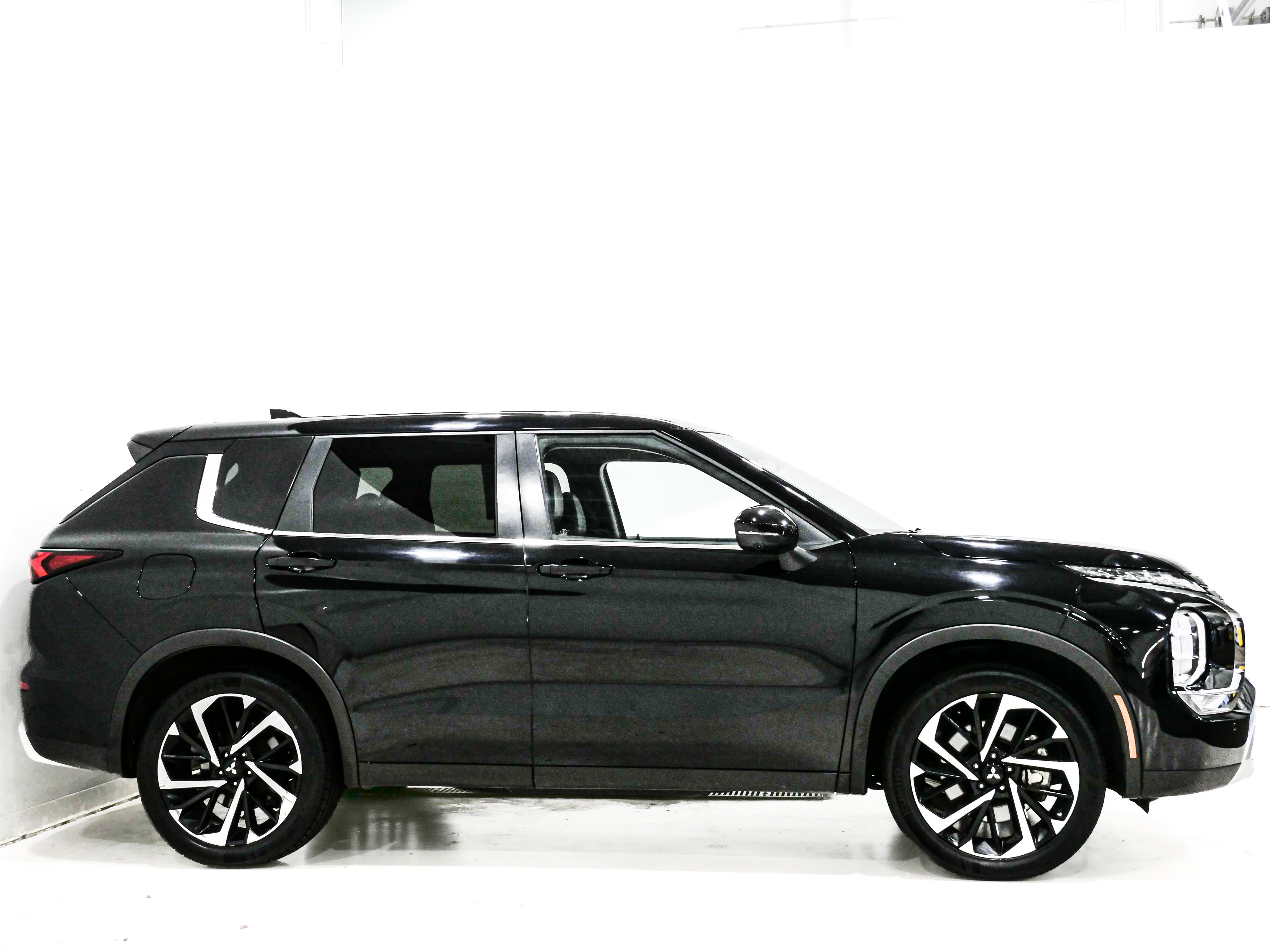 Used 2024 Mitsubishi Outlander SE AWD/4WD image 4