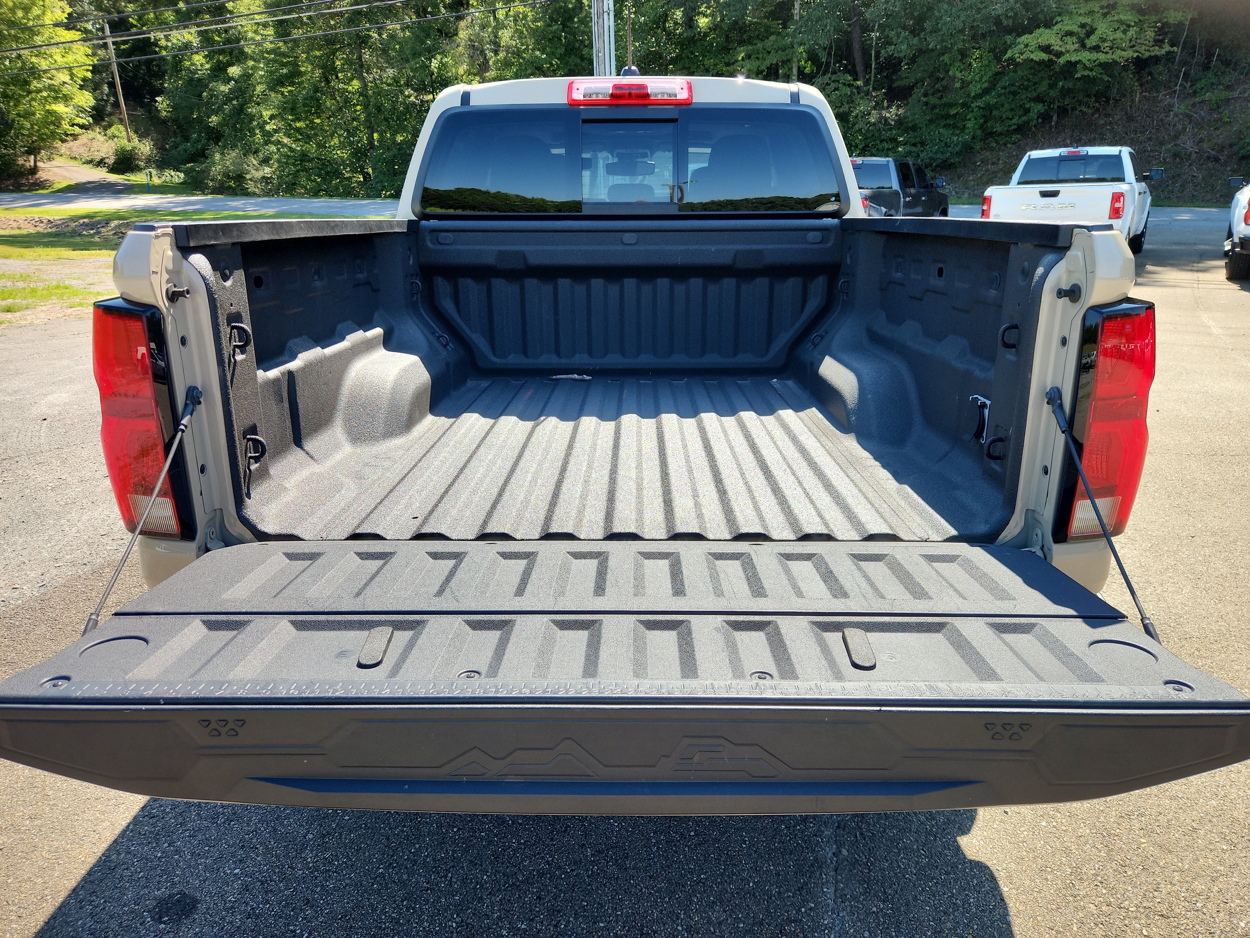 Used 2024 Chevrolet Colorado Z71 w/ Z71 Convenience Package 2 AWD/4WD image 46