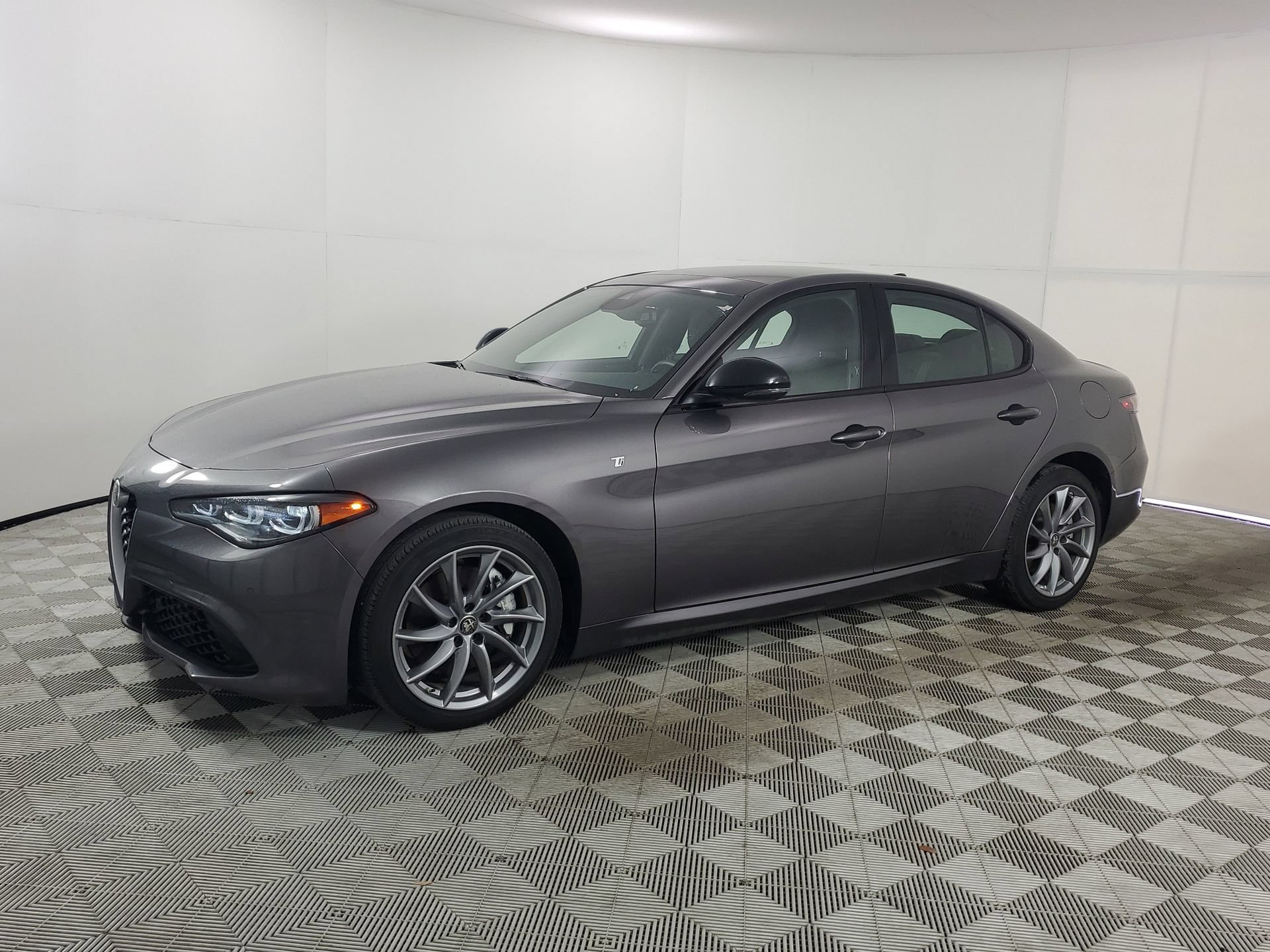 Used 2024 Alfa Romeo Giulia Ti w/ Active Assist Plus Package AWD/4WD image 5