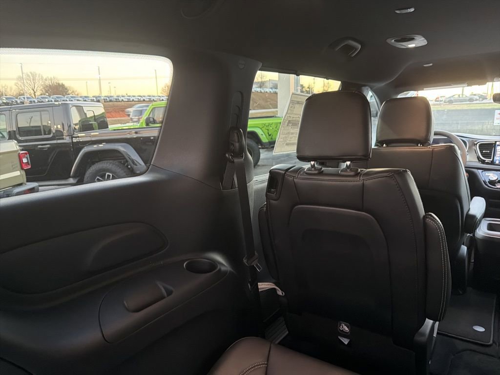 New 2026 Chrysler Pacifica Select FWD image 15