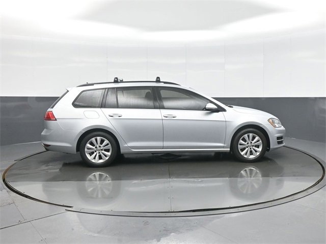 Used 2017 Volkswagen Golf S image 8