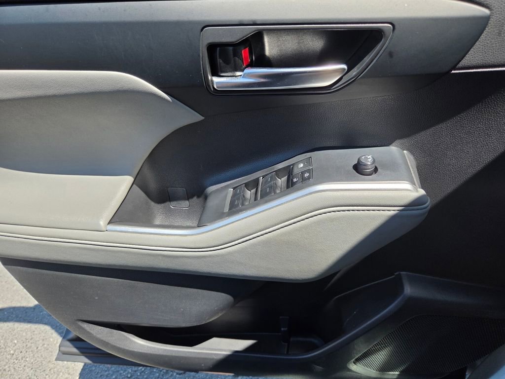 Certified 2024 Toyota Highlander XLE FWD image 28