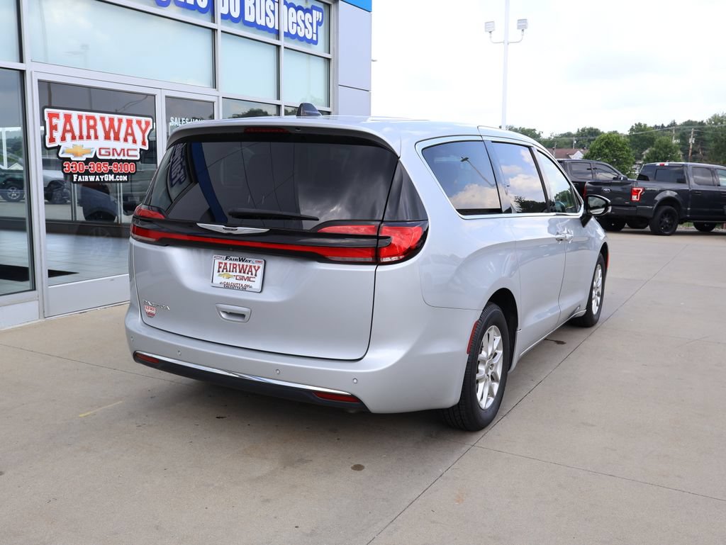 Used 2024 Chrysler Pacifica Touring-L FWD image 3