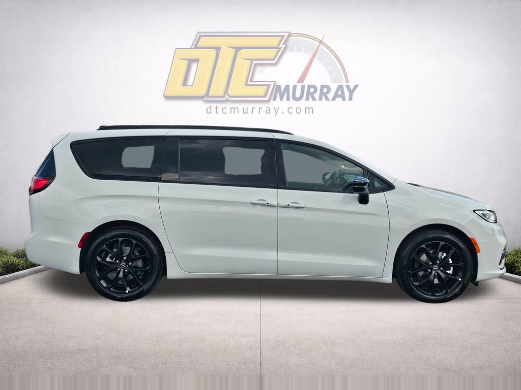 New 2026 Chrysler Pacifica Limited w/ Uconnect Theater Family Group FWD image 4