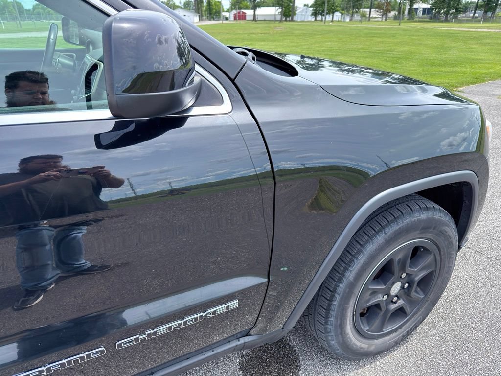 Used 2017 Jeep Grand Cherokee Laredo AWD/4WD image 7