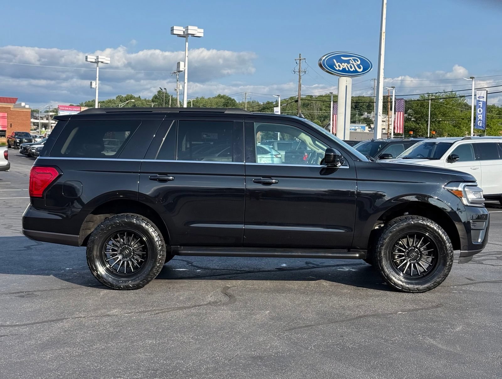 Used 2023 Ford Expedition XL AWD/4WD image 3