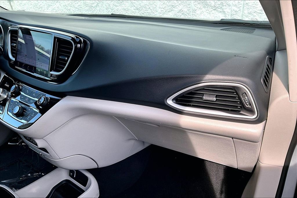 Used 2024 Chrysler Pacifica Touring-L FWD image 16