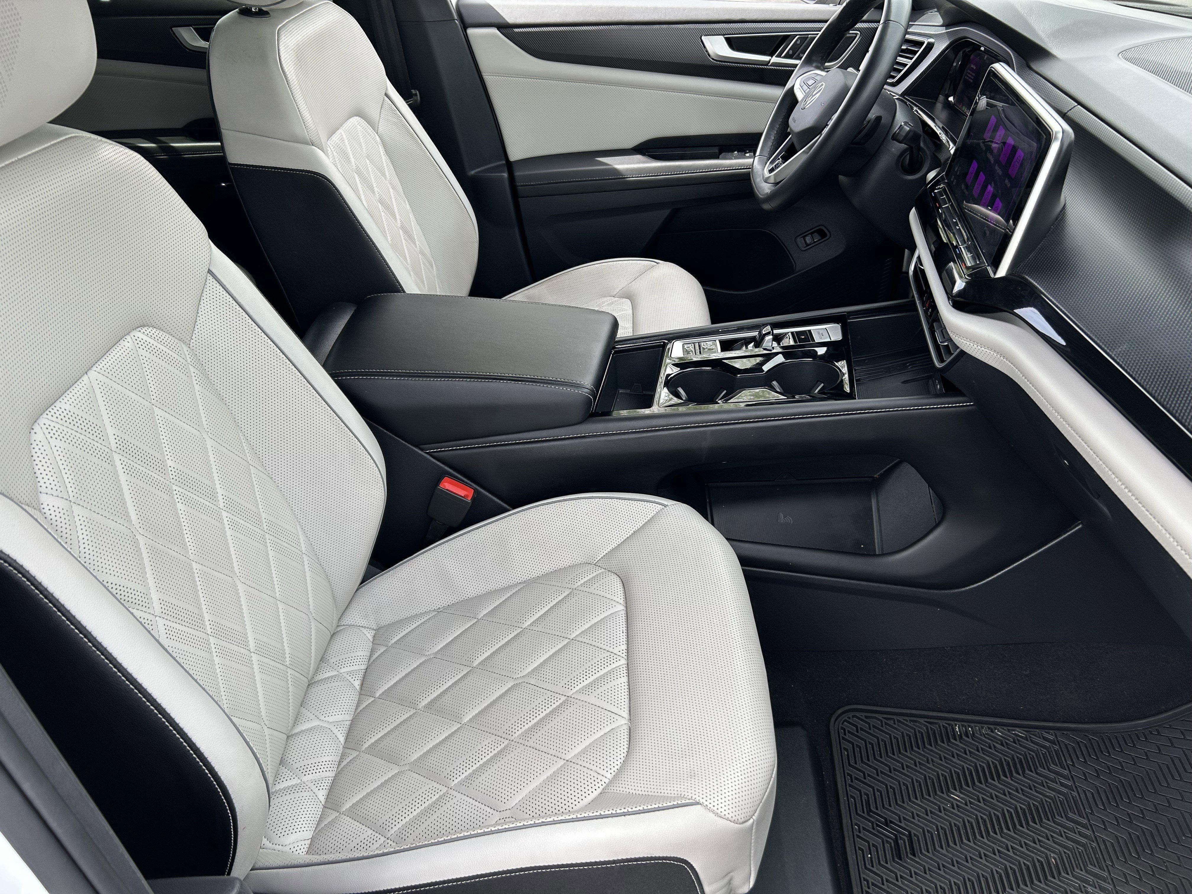 Used 2025 Volkswagen Atlas Cross Sport SEL Premium R-Line AWD/4WD image 10