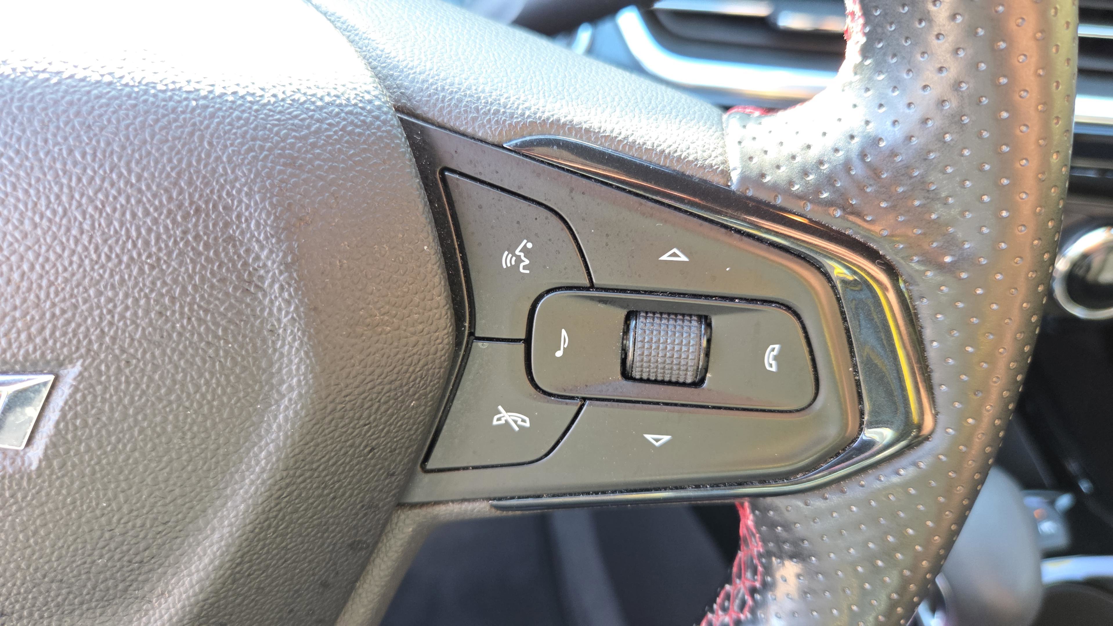 Used 2025 Chevrolet Trax RS FWD image 30