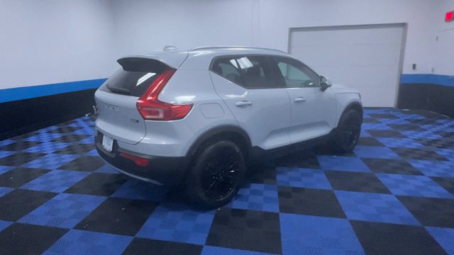 Used 2022 Volvo XC40 T5 Momentum AWD/4WD image 8
