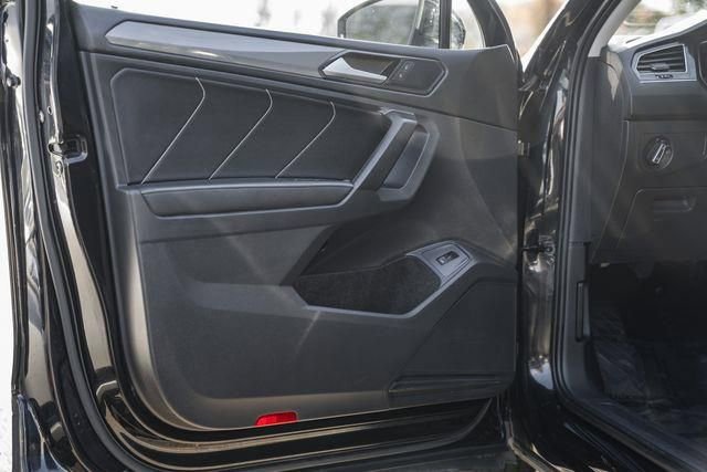 Used 2022 Volkswagen Tiguan SE w/ Panoramic Sunroof Package image 35