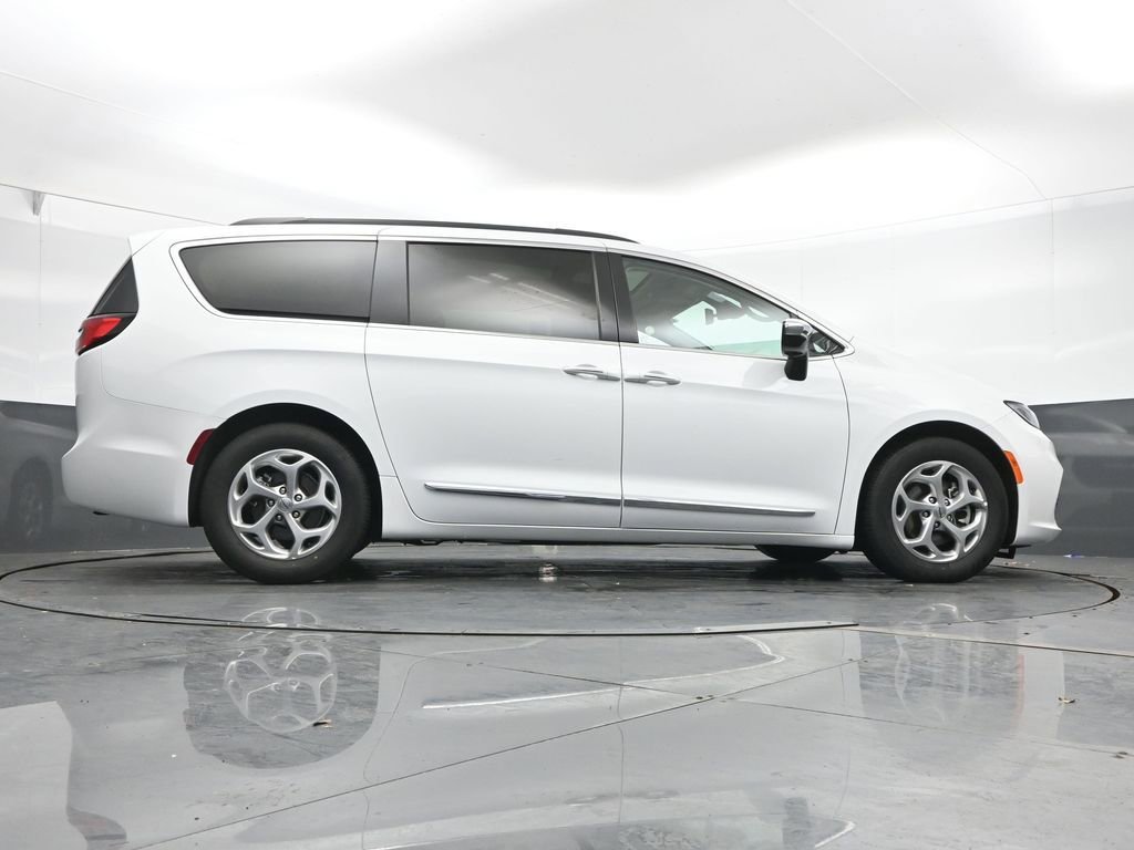 Used 2023 Chrysler Pacifica Limited FWD image 46