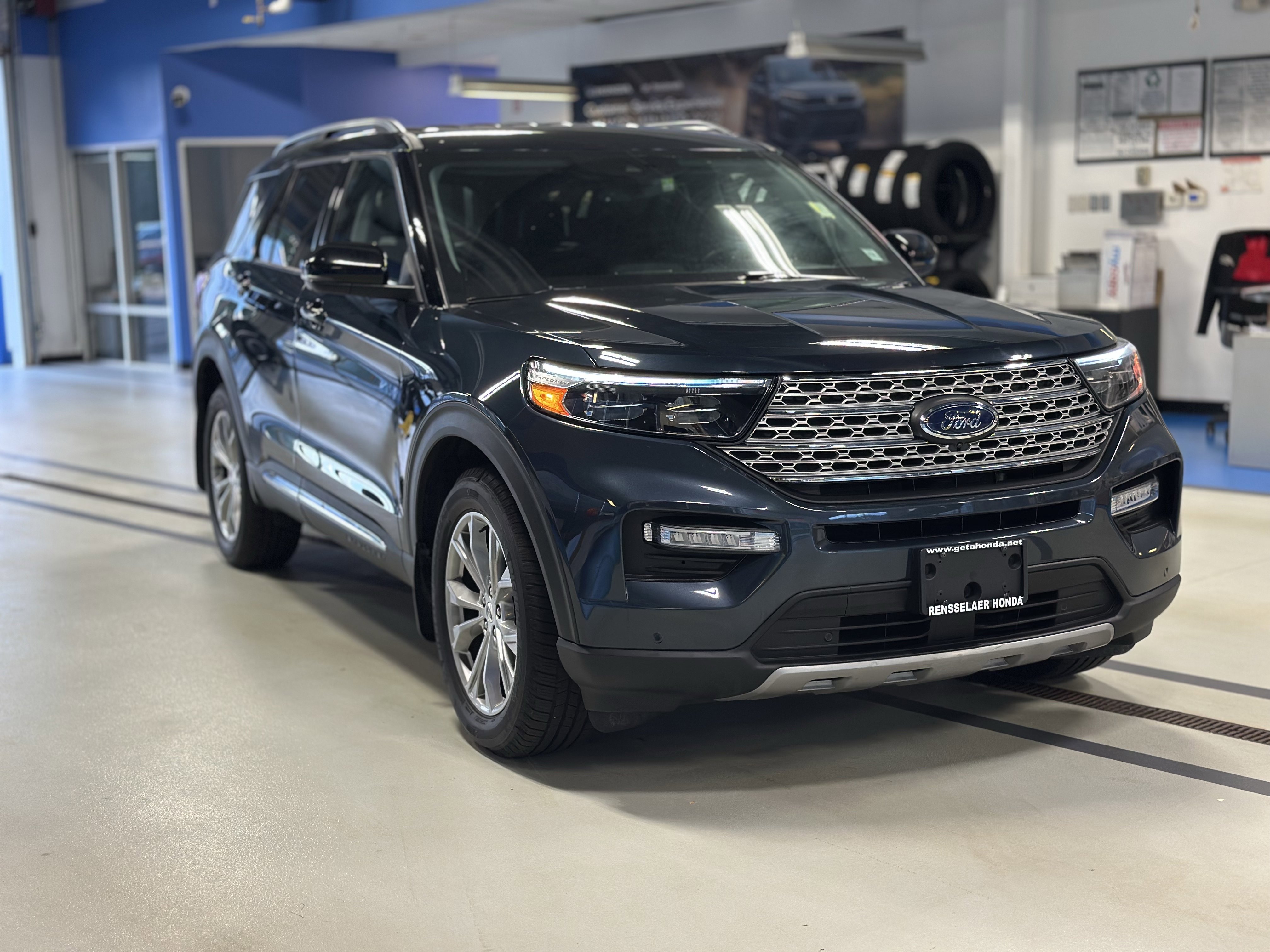 Used 2022 Ford Explorer Limited w/ Equipment Group 301A image 3