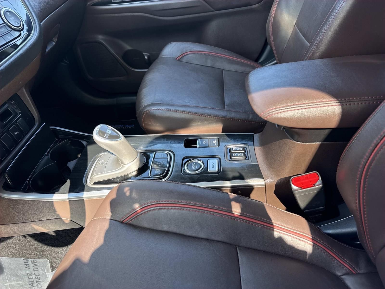 Used 2018 Mitsubishi Outlander 4WD Plug-In Hybrid image 21