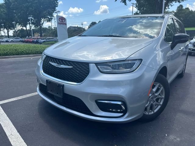 Used 2024 Chrysler Pacifica Touring-L FWD image 2