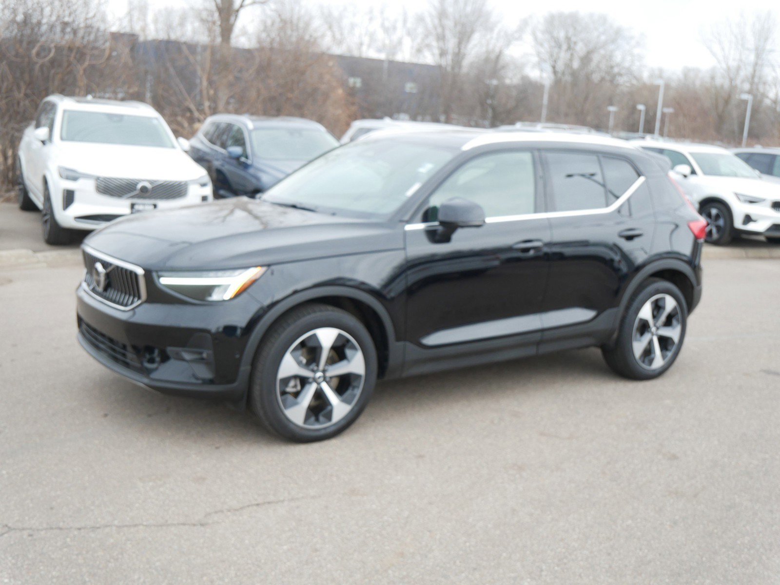 Certified 2025 Volvo XC40 B5 Plus image 3