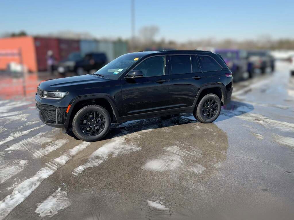New 2026 Jeep Grand Cherokee Altitude image 5