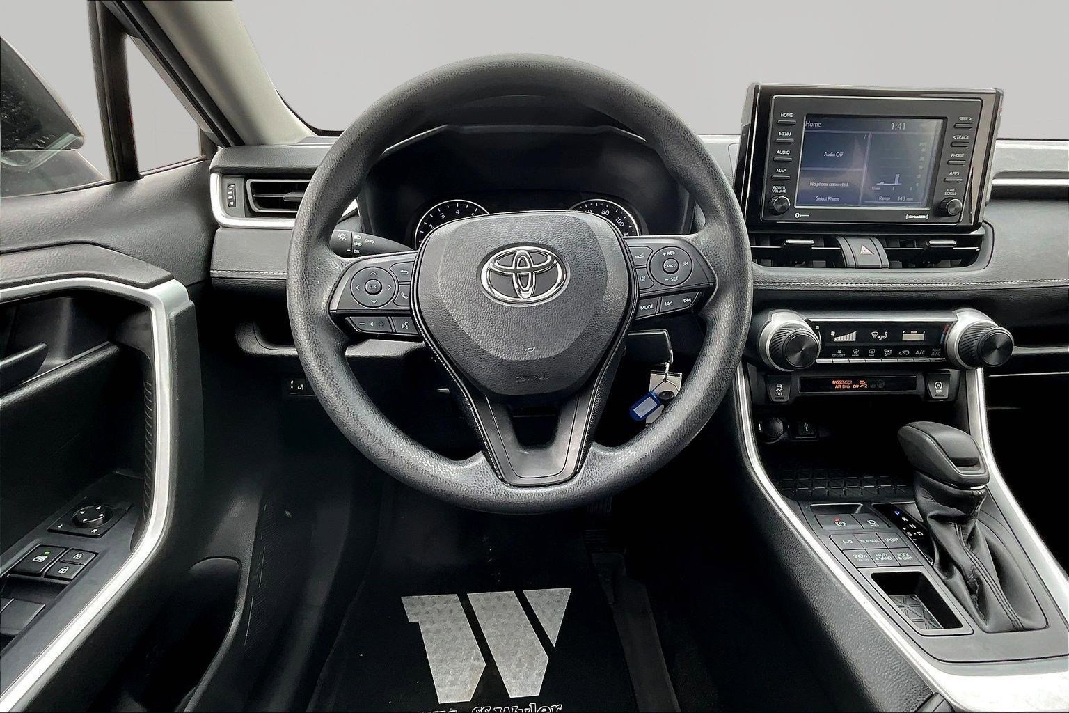 Used 2021 Toyota RAV4 LE image 9