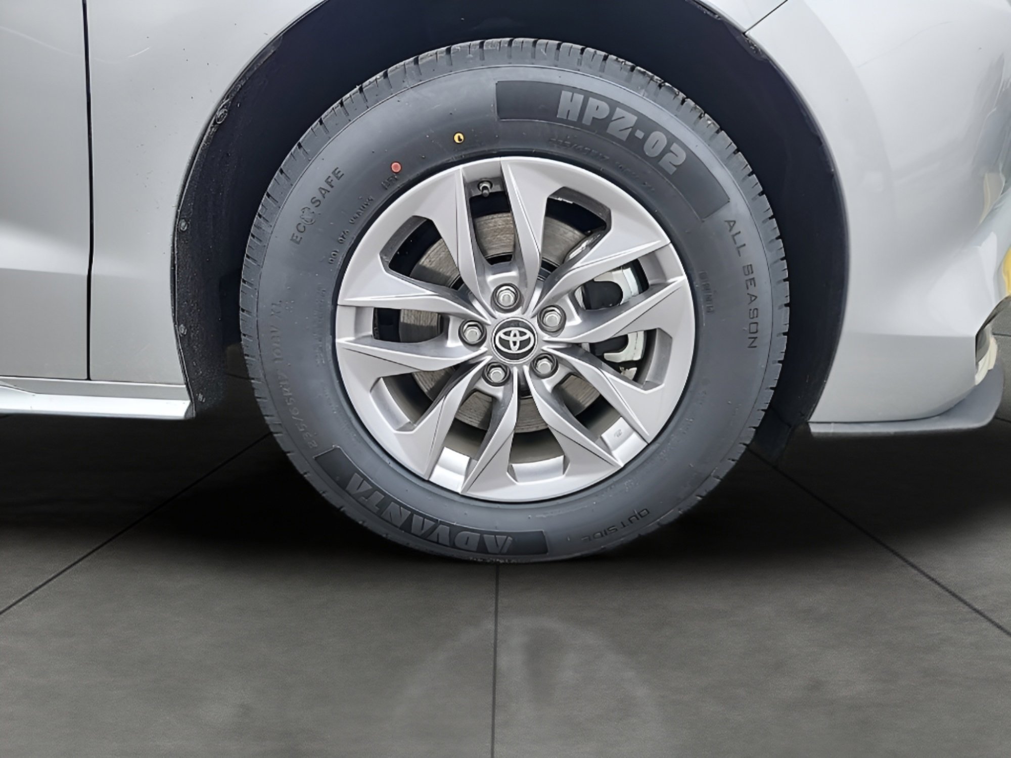 Used 2025 Toyota Sienna LE image 34