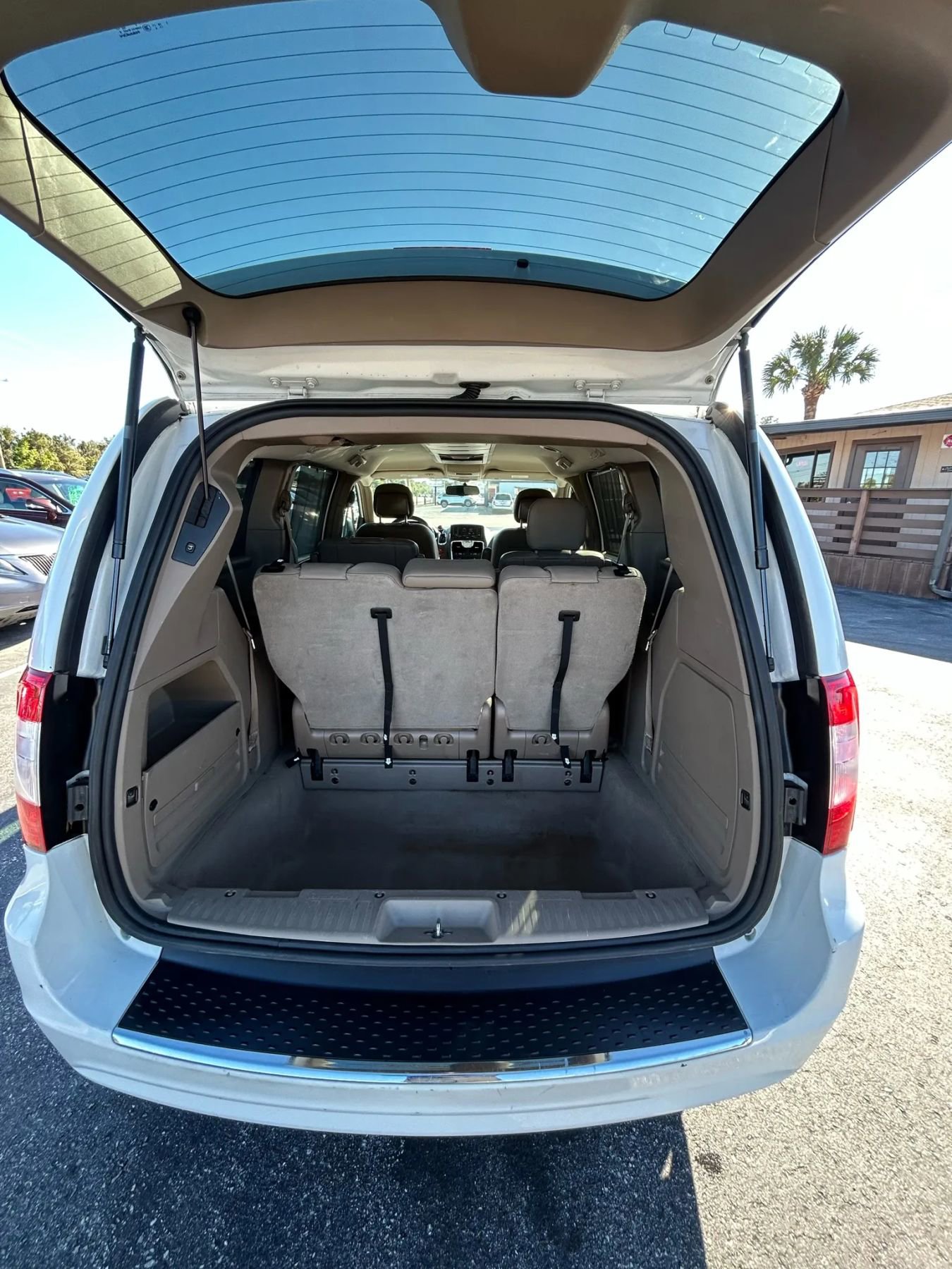 Used 2016 Chrysler Town & Country Touring image 18