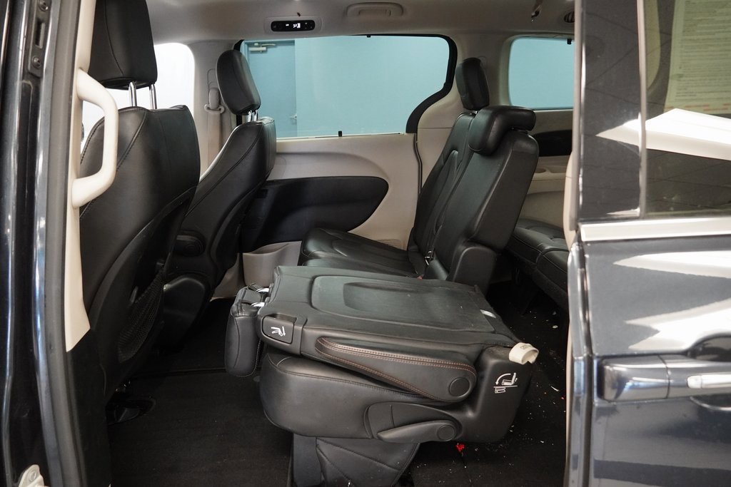 Used 2019 Chrysler Pacifica Touring-L image 24