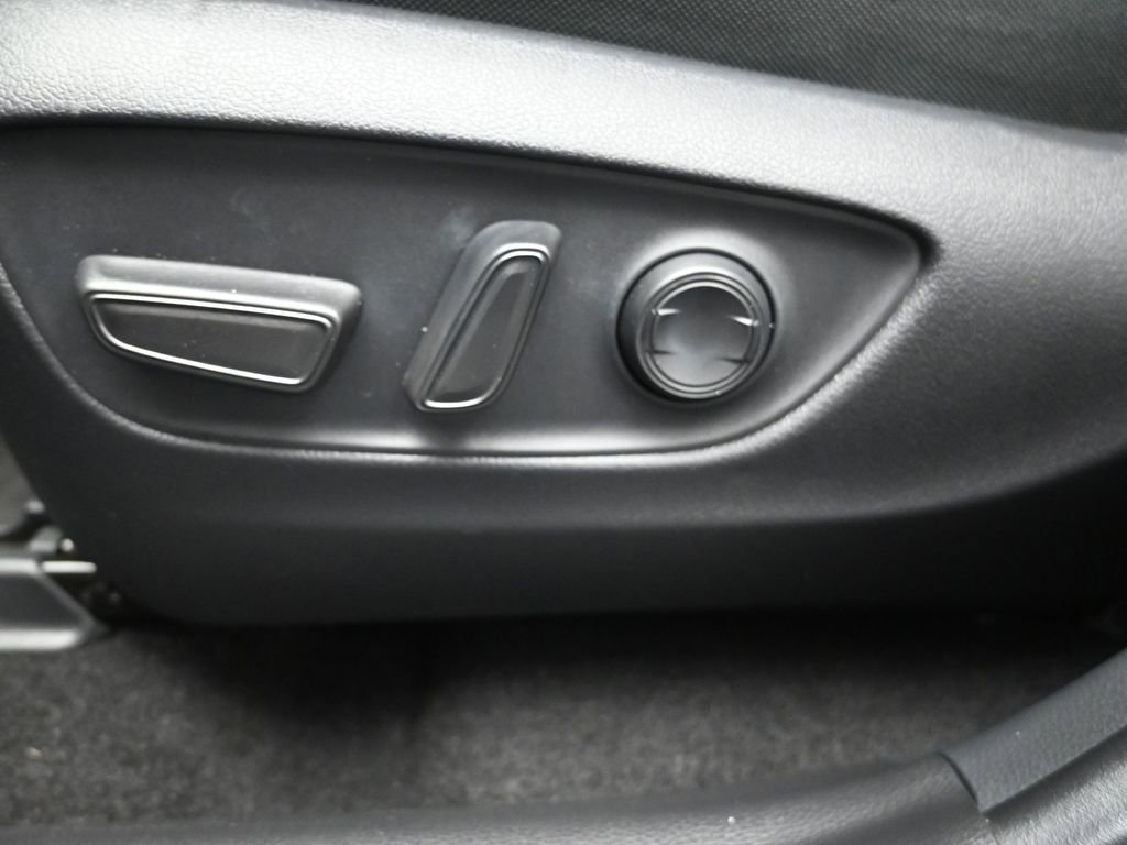 Used 2023 Toyota Venza LE image 11