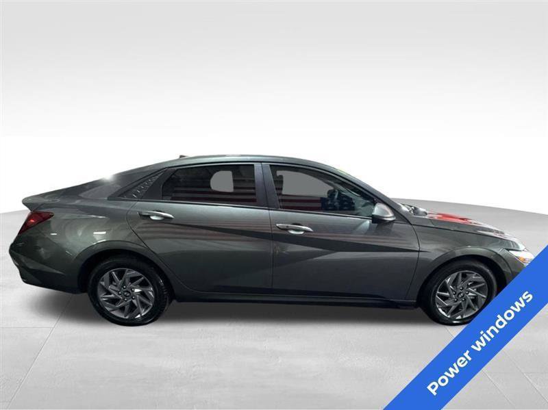 Used 2024 Hyundai Elantra SEL FWD image 4
