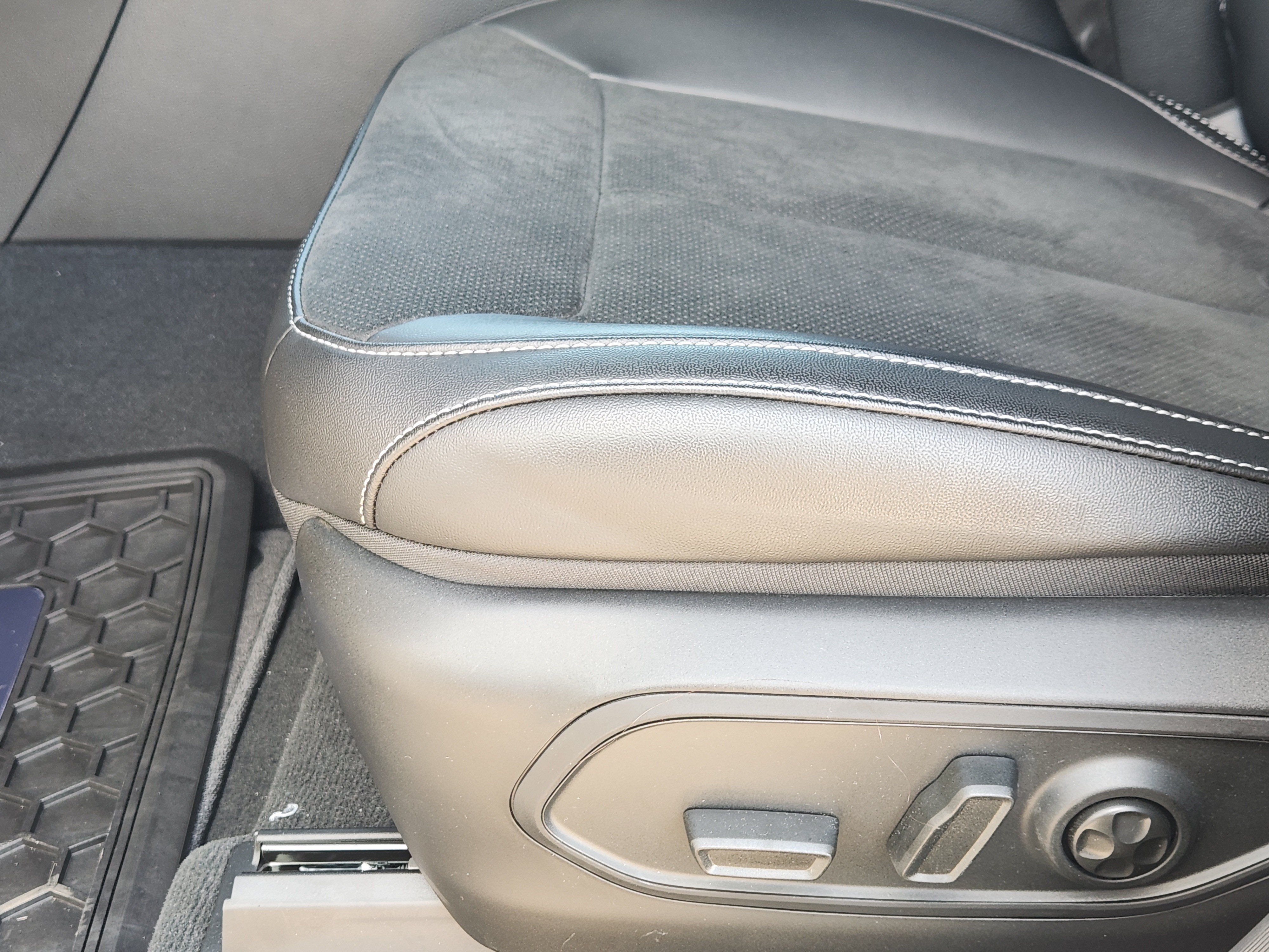 New 2026 Jeep Grand Cherokee Altitude RWD image 18