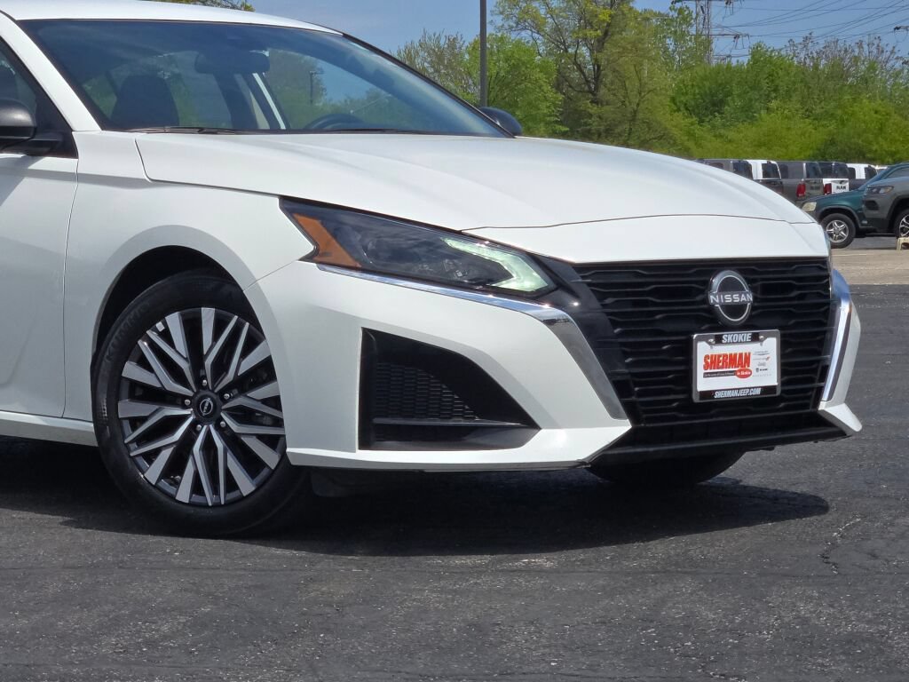 Used 2025 Nissan Altima 2.5 SV FWD image 2