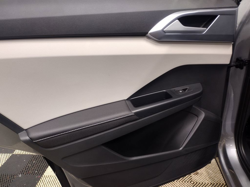 New 2025 Volkswagen Taos SE image 22
