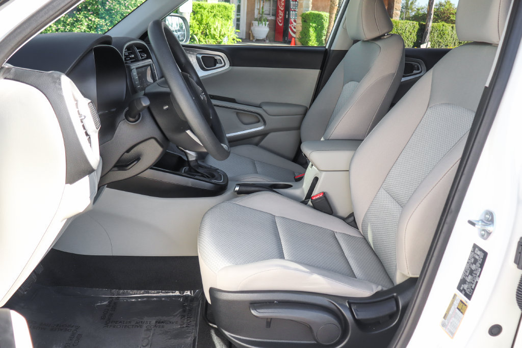 Used 2025 Kia Soul LX w/ LX Technology Package FWD image 19