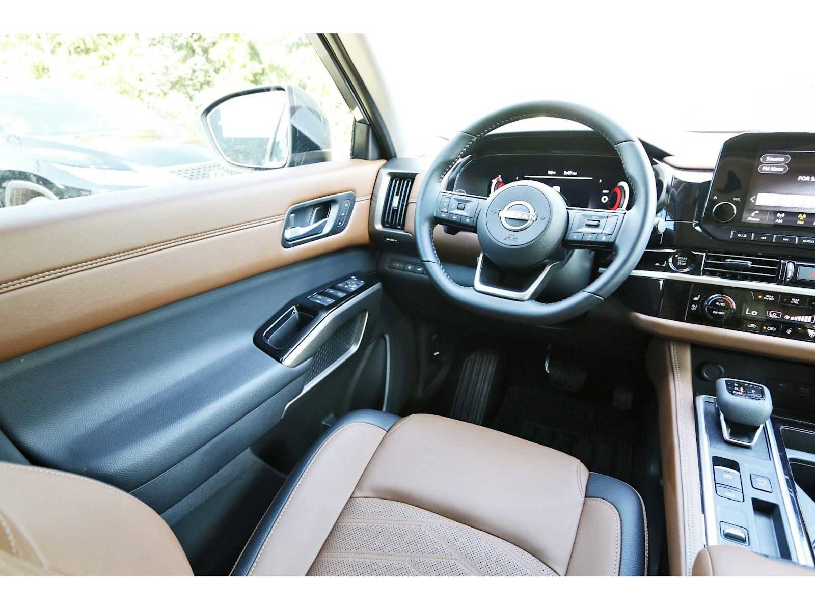 Used 2025 Nissan Pathfinder Platinum w/ Cargo Package image 7