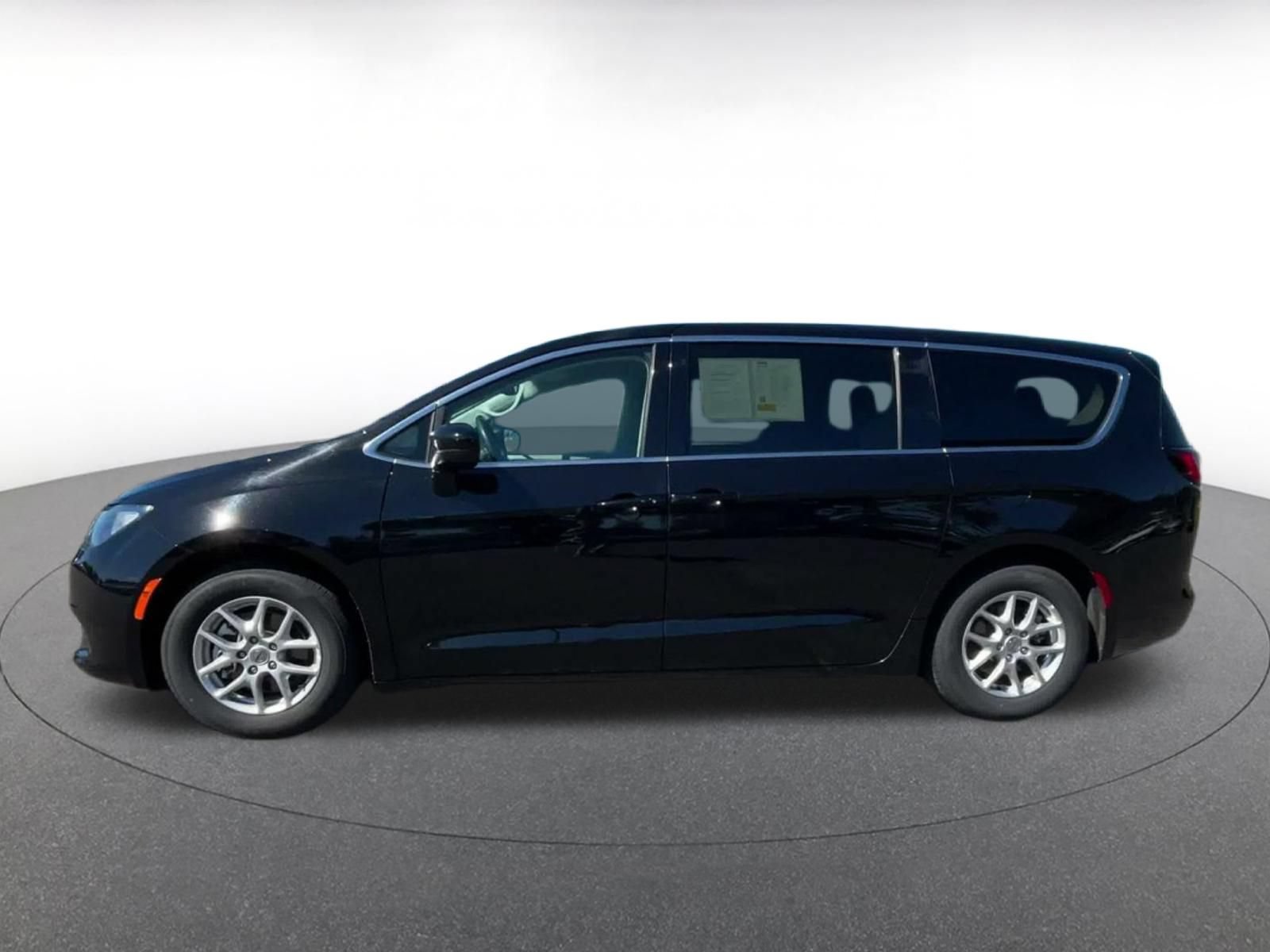 Used 2024 Chrysler Voyager LX FWD image 7