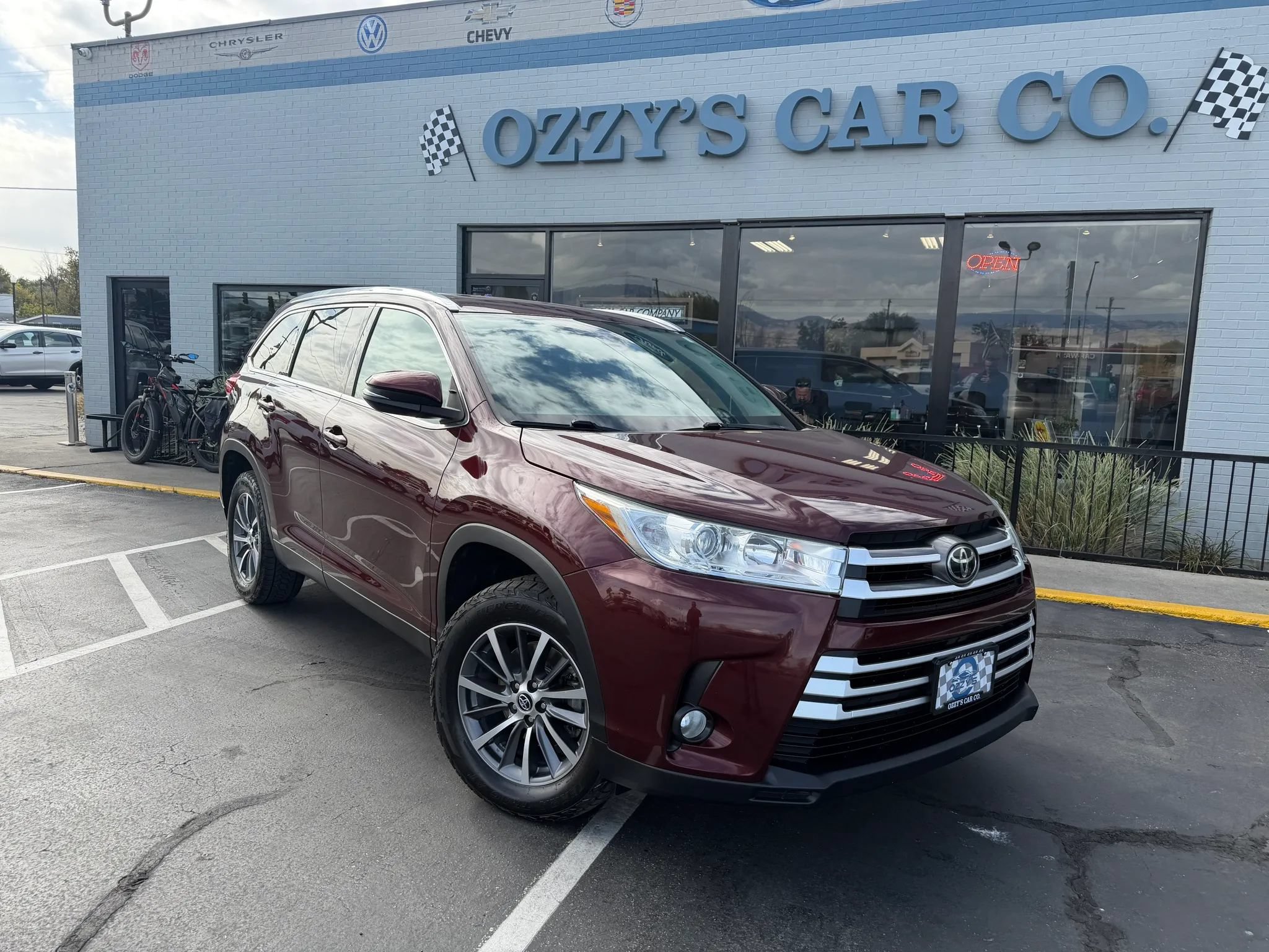 Used 2019 Toyota Highlander XLE FWD image 2